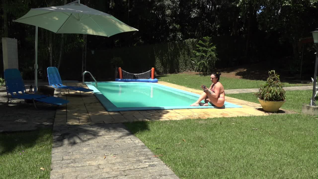 Bruninha Fitness ficou nua e curtiu a piscina da Casa das Brasileirinhas