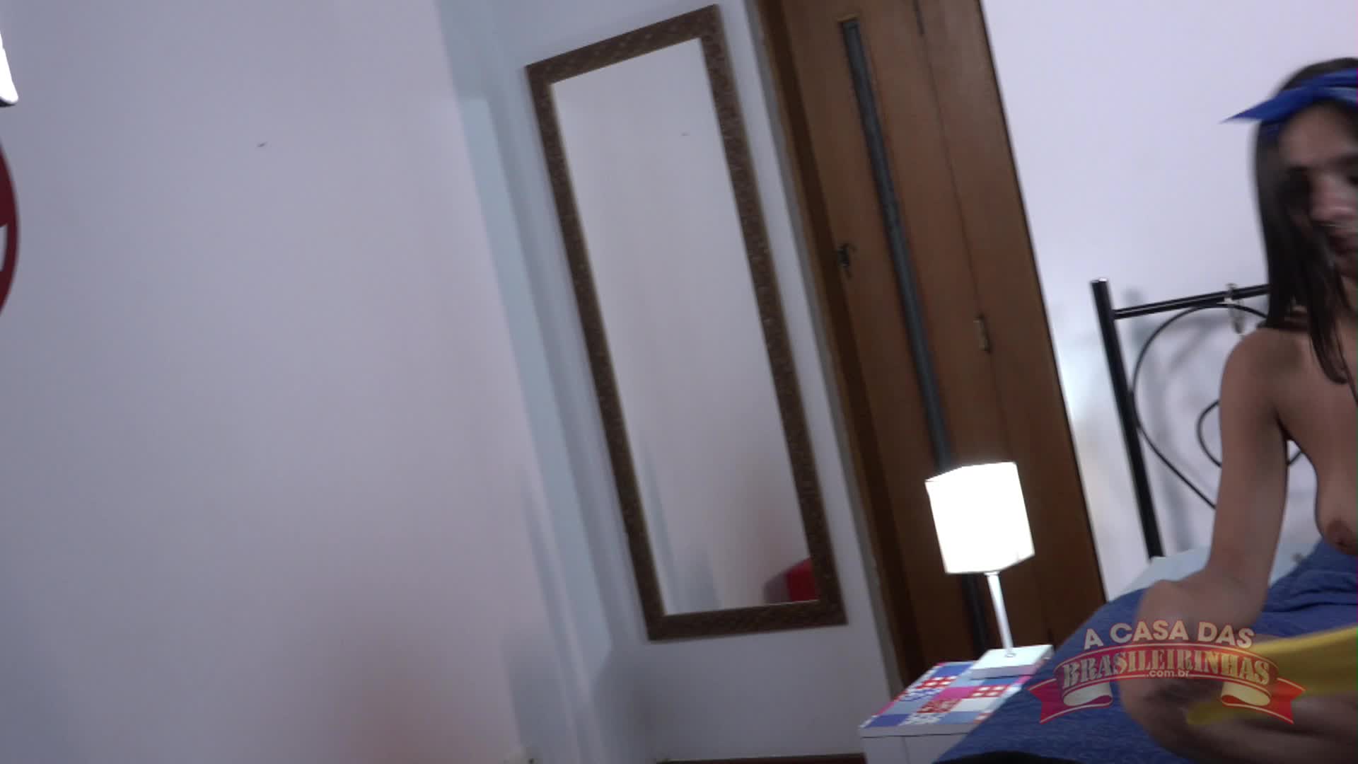 Carol Fênix atriz pornô, a ninfetinha na masturbação da casa