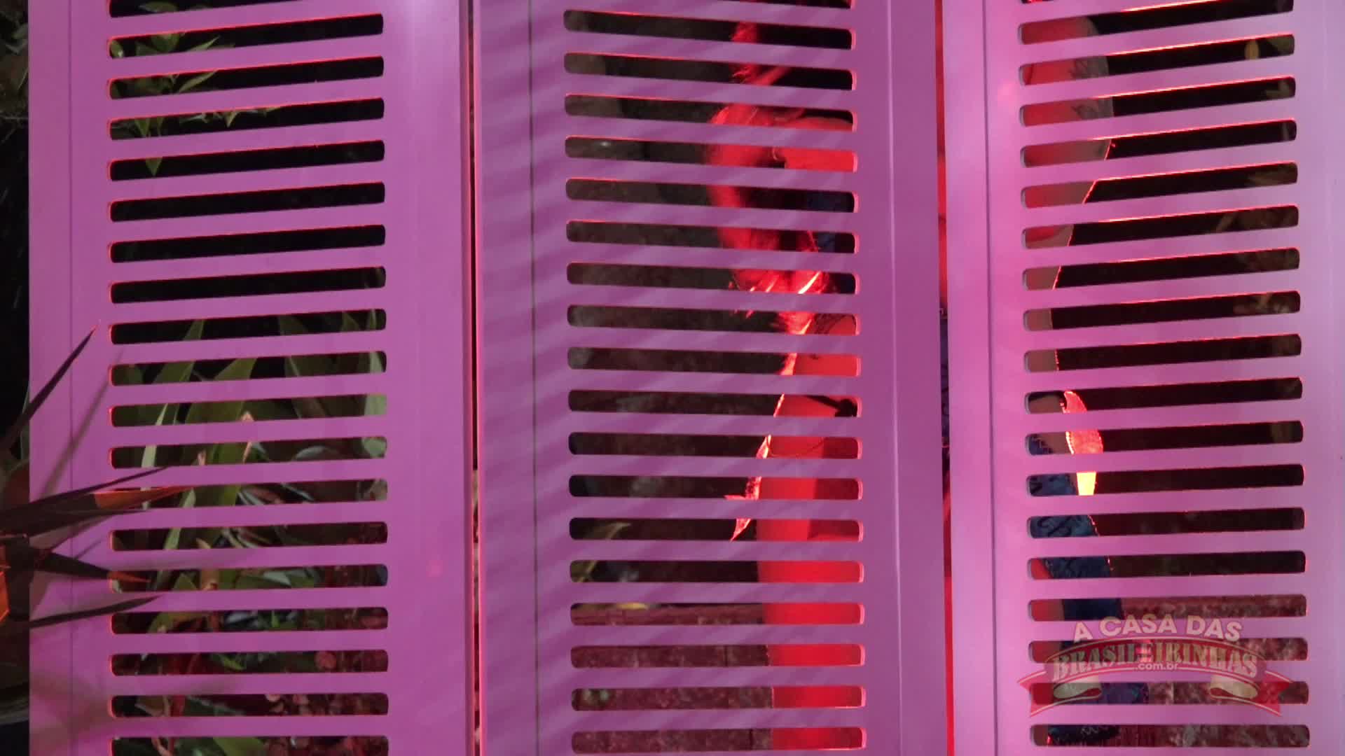 Atriz pornô Oriental Vip no pole dance da Casa da Brasileirinhas