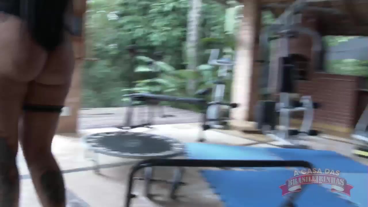 Atriz Elisa Sanches malhando peladinha no reality show pornô