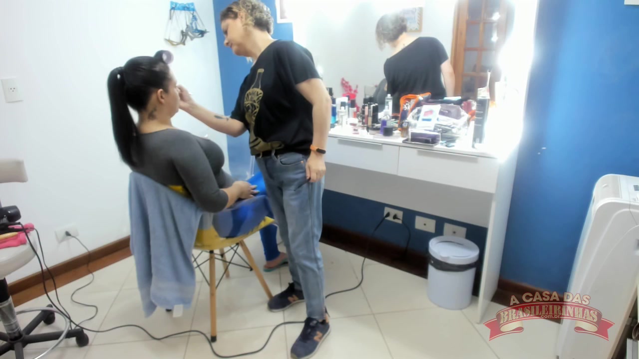Angel Lima sendo produzida no camarim