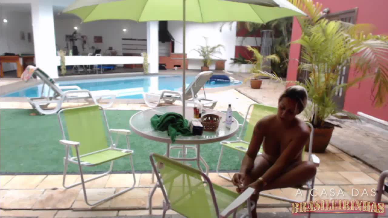 Gostosa pinta as unhas na webcam ao vivo peladinha