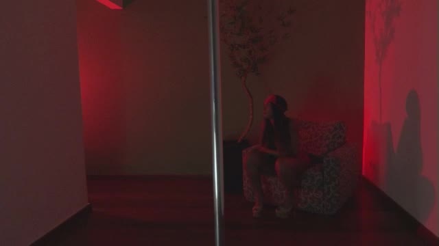 Bibi Griffo sensualizou demais no pole dance do reality