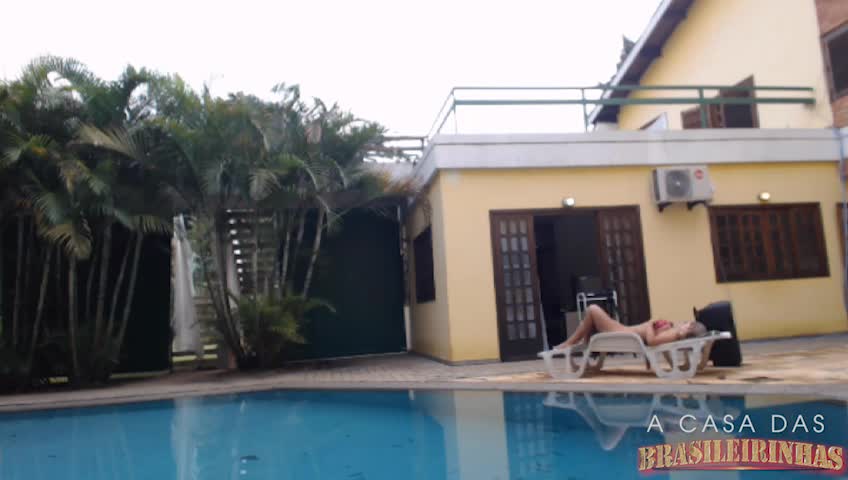 Angel Lima bronzeia o corpinho a beira da piscina. Que delícia!