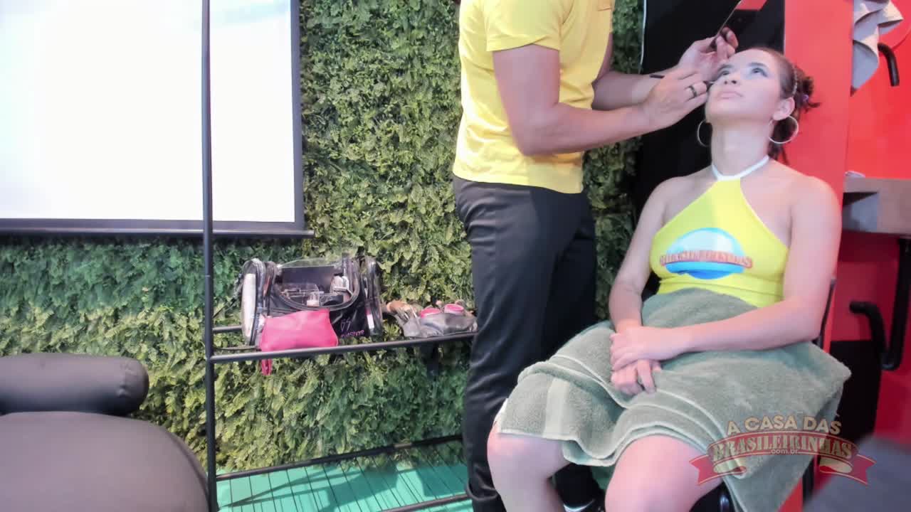 Preparação intensa da Laurinha Alice para cenas quentes na Casa das Brasileirinhas