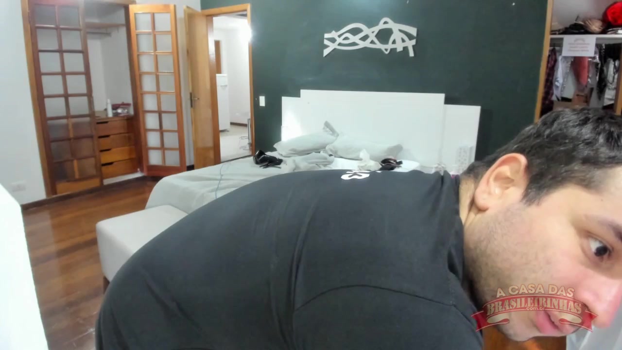 Atriz pornô Bibi Griffo gozando na masturbação
