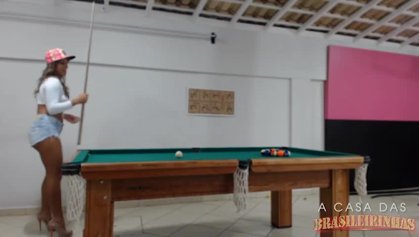 Strip snooker! Elas jogam sinuca e tiram a roupa