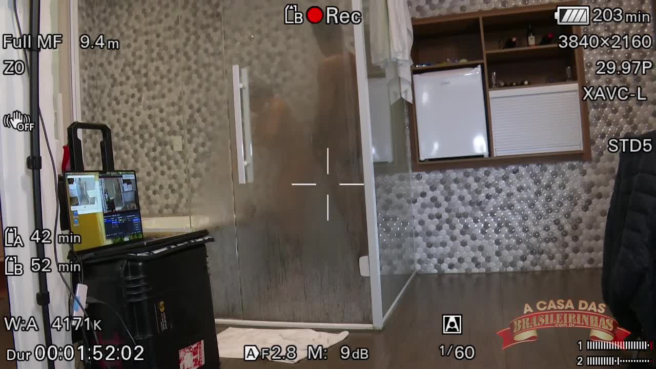Melissa Pitanga entra acompanhada no banho da Casa das Brasileirinhas.