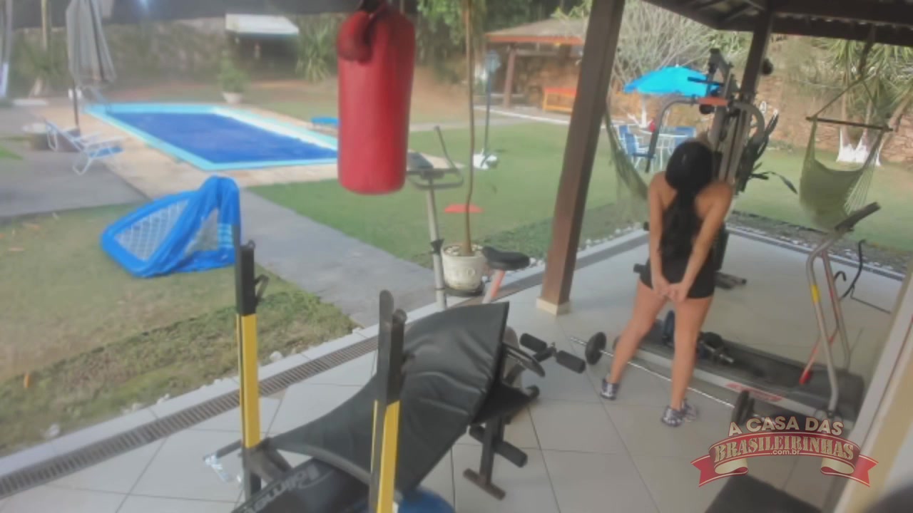 A morena gostosa Carol Corrales treinando na academia
