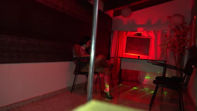 Ela rebolou e provocou no pole dance da Casa