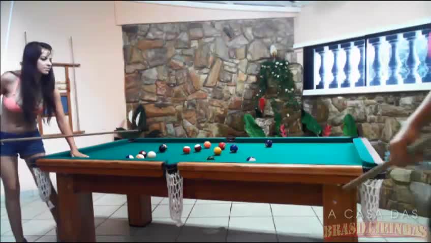 Sinuca sensual e divertida com as duas gêmeas do pornô!