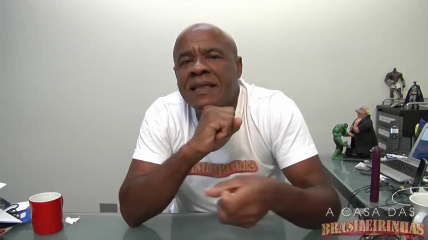 Duas rabudas jogando sinuca sem roupa, não dá pra perder