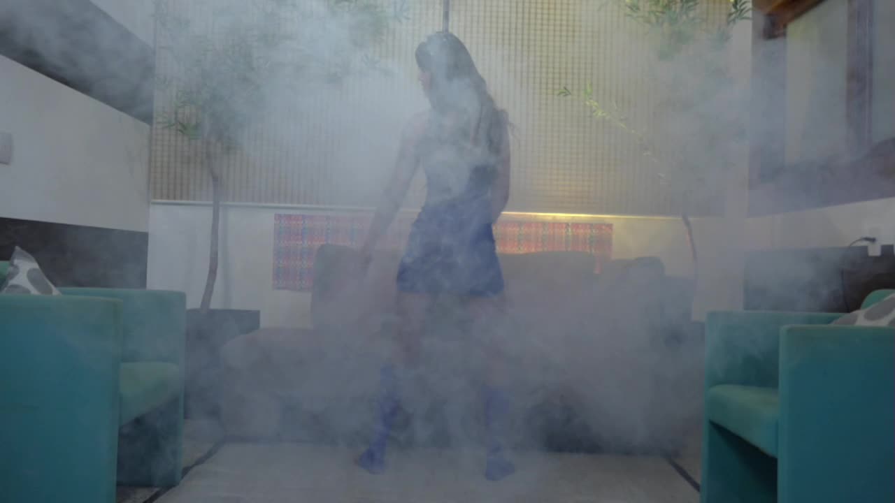 Veja a nossa morena dançando sensualmente AO VIVO