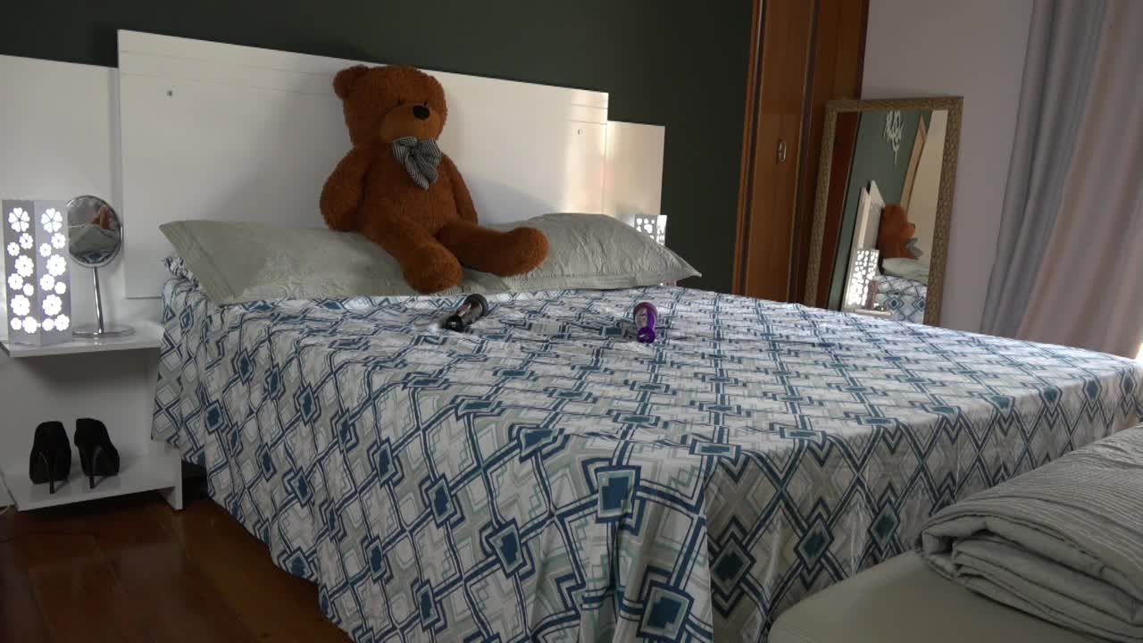 Jeniffer Blu se masturbou até aguentar AO VIVO na Casa das Brasileirinhas