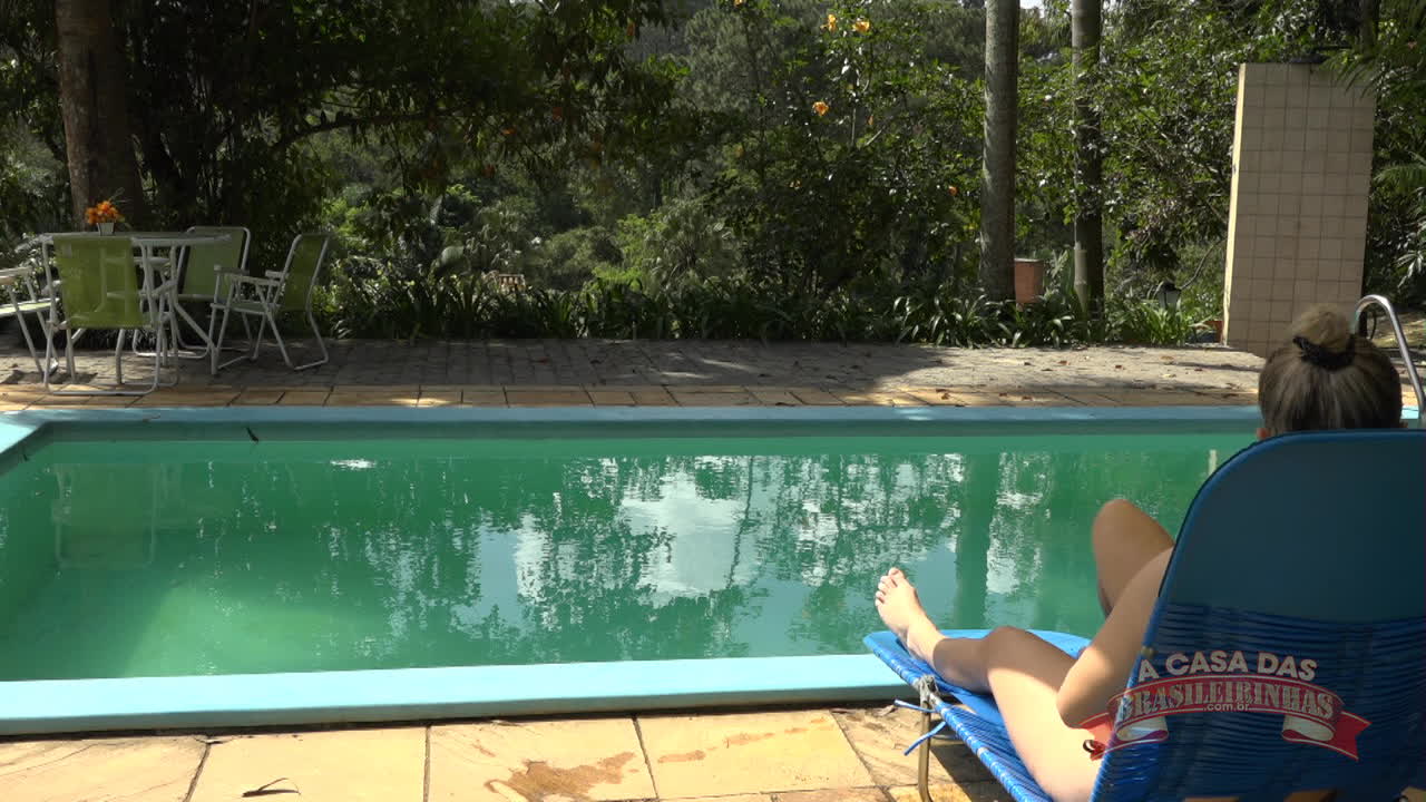 Pelada na piscina Kamila Gomes mostra os peitos 