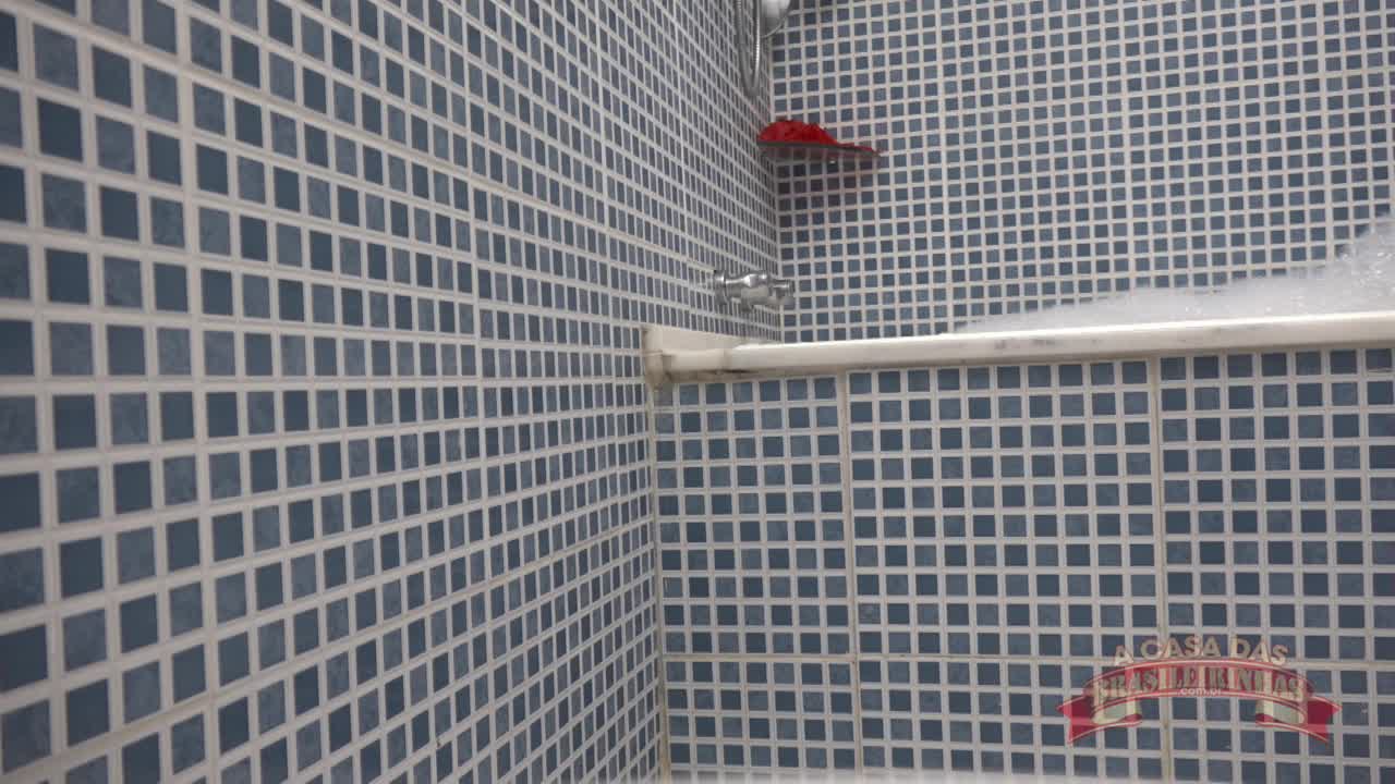 Tais Daeva ruiva gostosa pelada na hidromassagem ao vivo