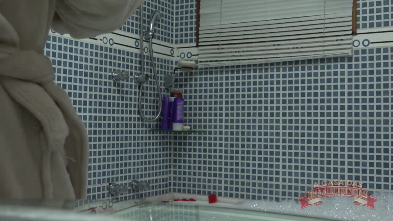 Angel Lima nua sensualizando na hidromassagem