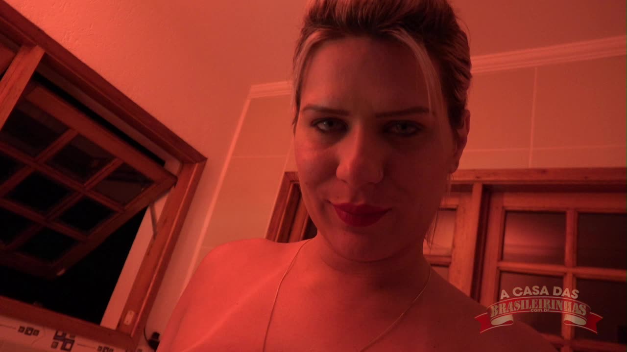 Katharine Madrid nua na hidromassagem sensualizando 