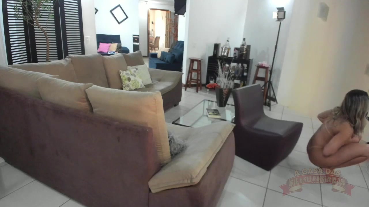 May Akemi mostrou a buceta para os assinantes no chat de sexo