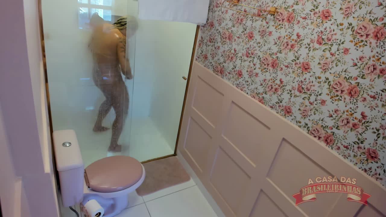 Jully Souza se depila durante banho sensual na Casa das Brasileirinhas