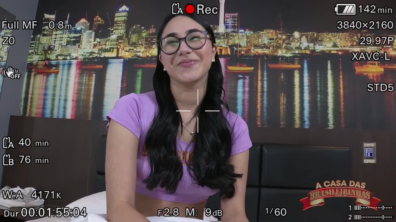 A novata Julia Costa começa a gravar filme pornô aos 18 anos.