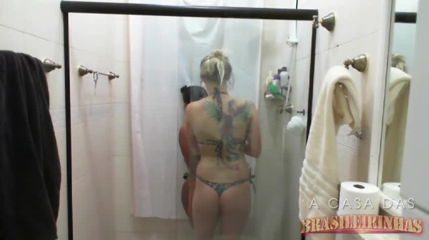 Banho sensual com as duas gostosas da Casa das Brasileirinhas
