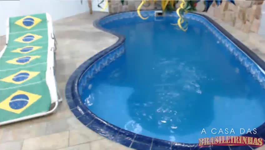 Banho de piscina com a morena da casa, Alana!