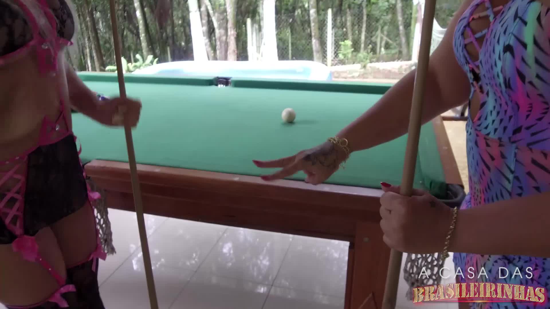 Gostosas jogam sinuca apostando peças de roupas