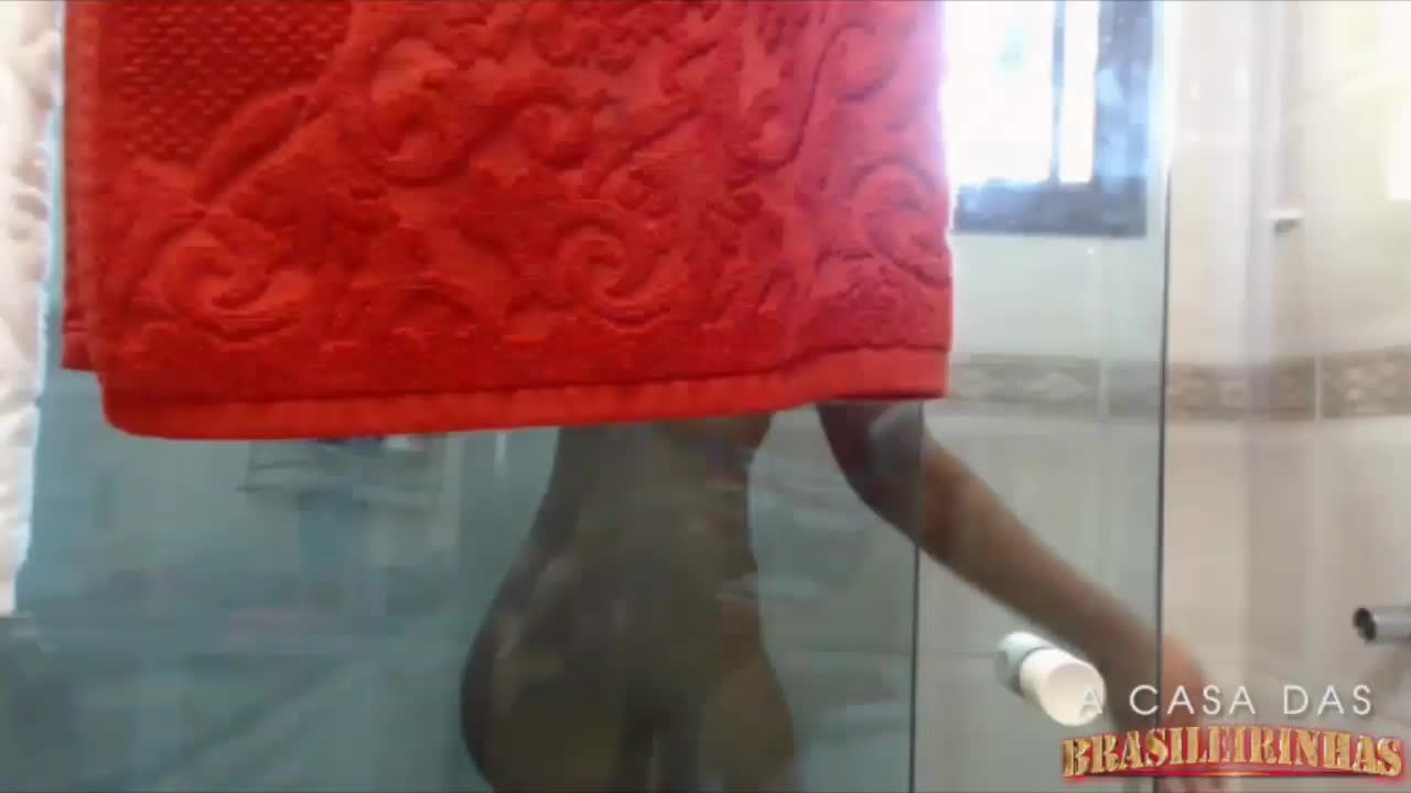 Nayra depila toda sua buceta gostosa