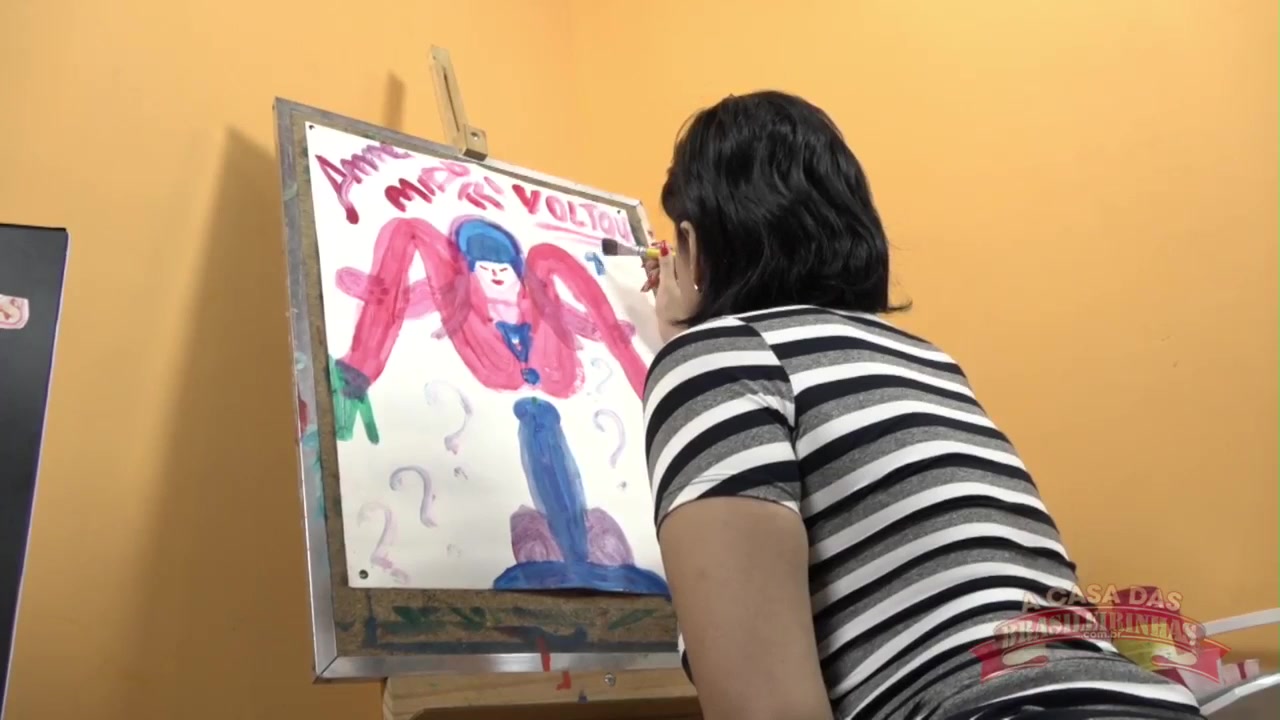 Anne Midori mostra todo seu talento pintando o corpinho