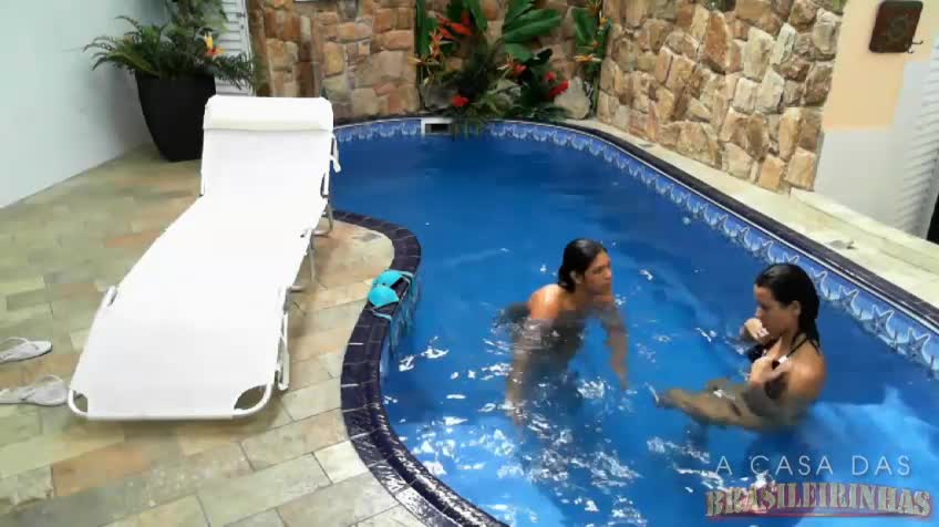 As safadas levaram pra casa um cara que conheceram na praia