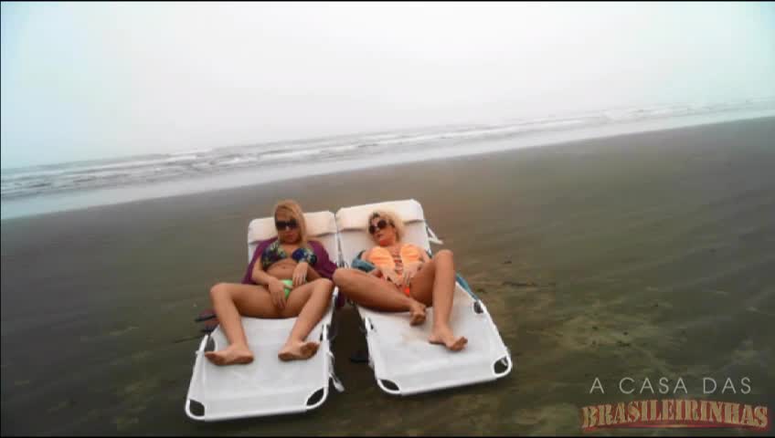 Muito ousadas essas duas, elas tocam siririca na praia! Veja