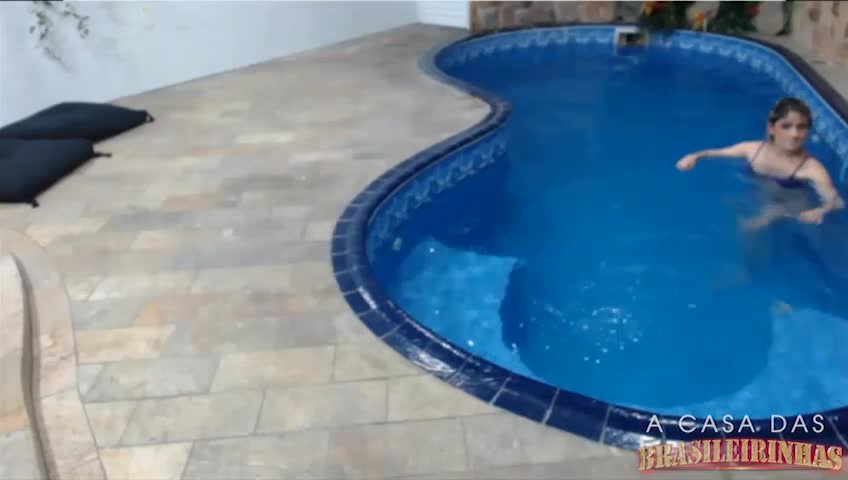 Bia Marques peladinha na hidromassagem, confira!