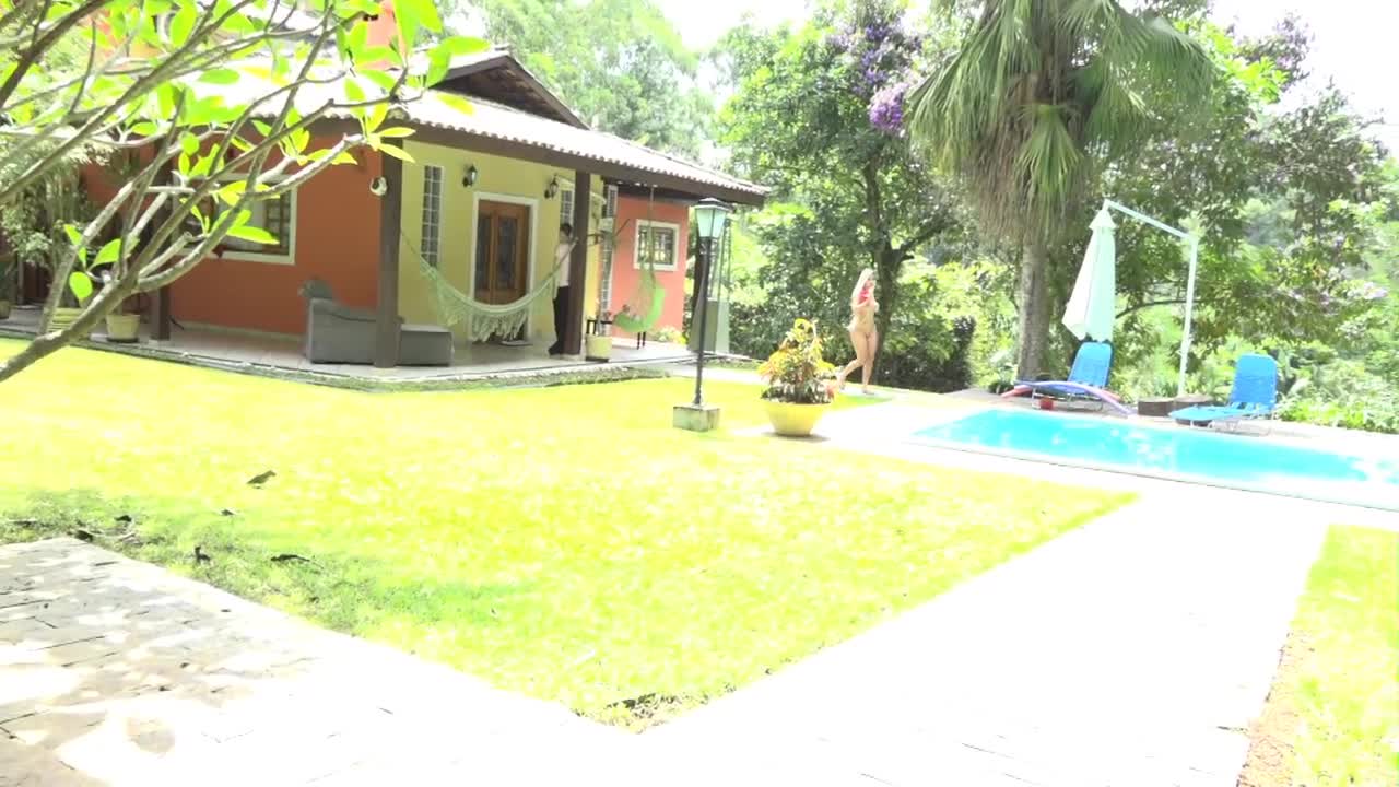 Mia Linz gozou fazendo squirt na Casa das Brasileirinhas
