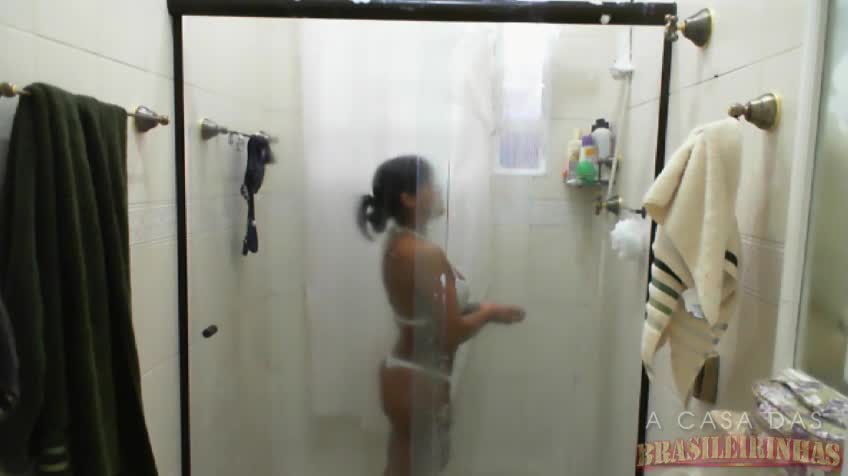 Keity muito gostosa tomando um banho dentro da casa