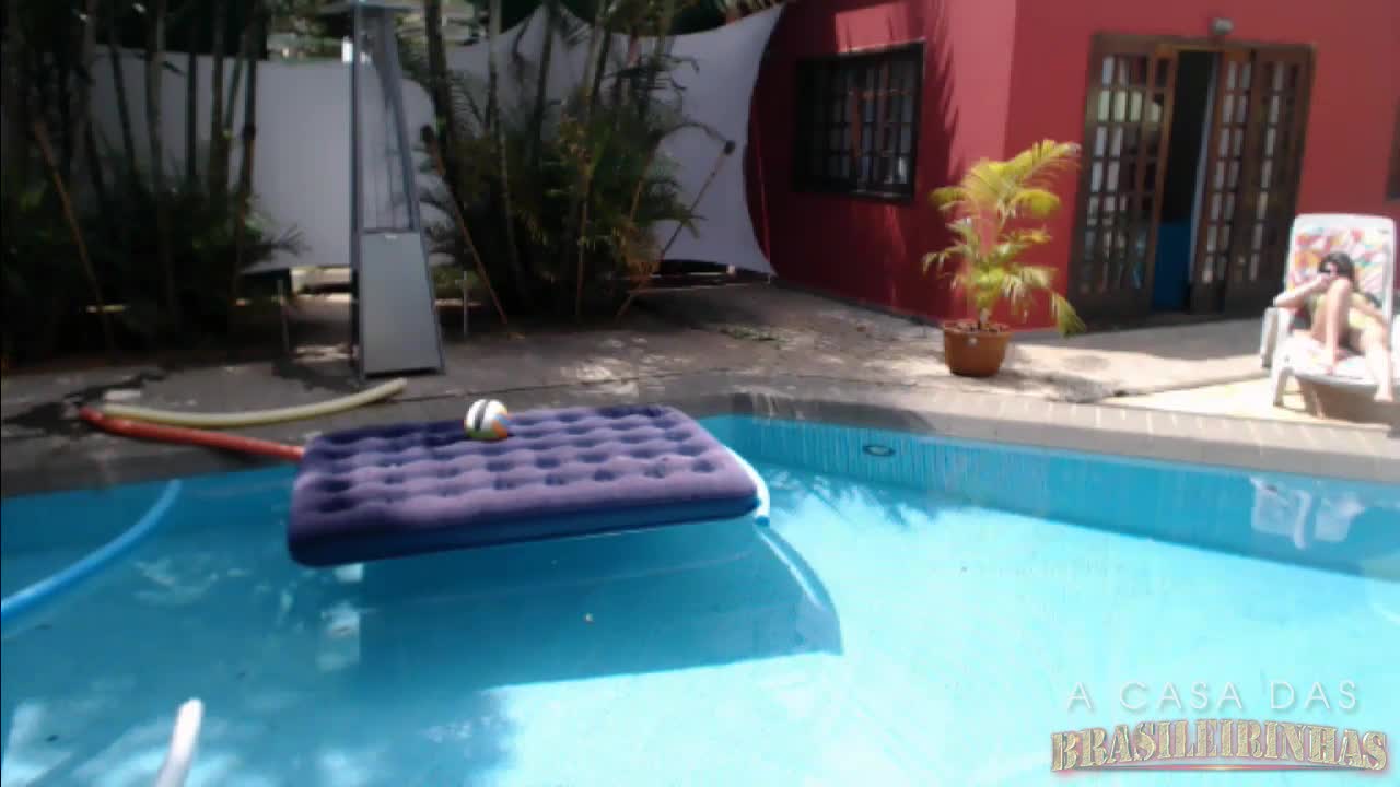 Morena gostosa mostra todo o corpão na piscina
