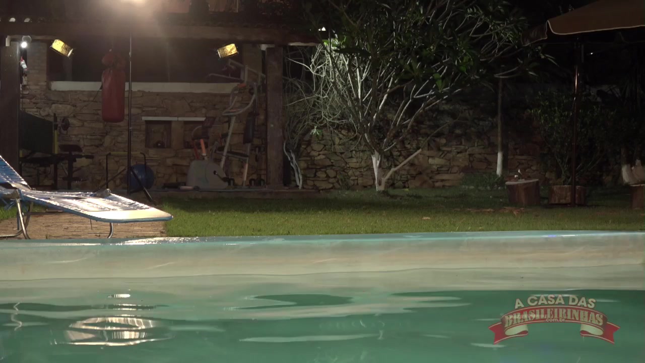 A tesuda Sindy Sil mergulhou peladinha na piscina