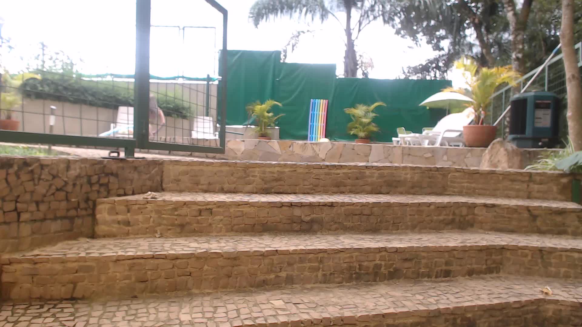 Paola Dantas fez sexo ao vivo na beira da piscina da Casa das Brasileirinhas