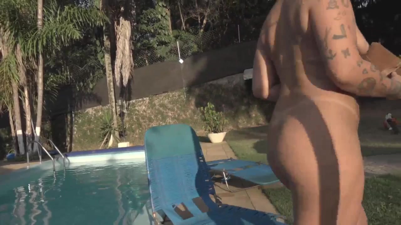 Oriental Vip limpando o jardim do reality pornô peladinha
