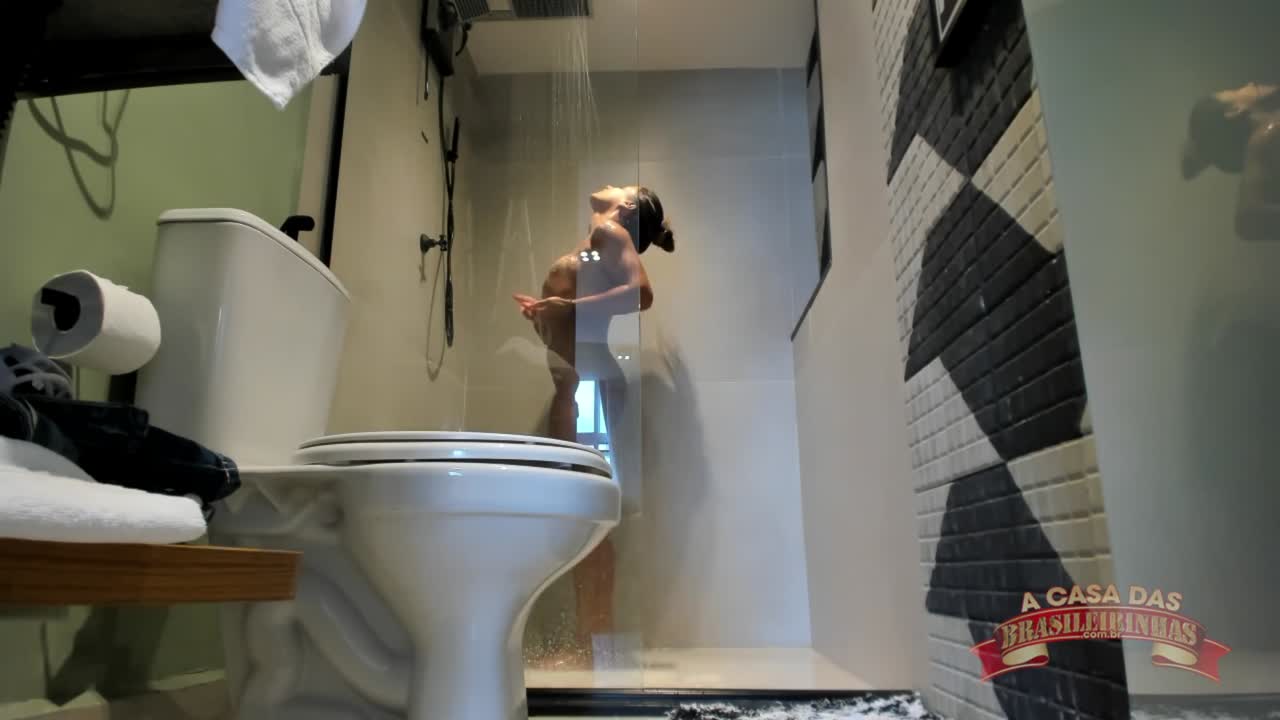 Confira o banho sensual da novata Iza Zanka na Casa das Brasileirinhas