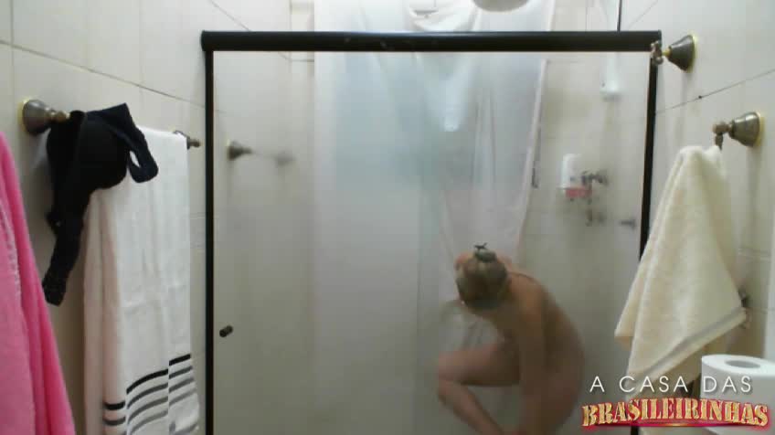 Gaby Venturini tomando um banho toda sensual