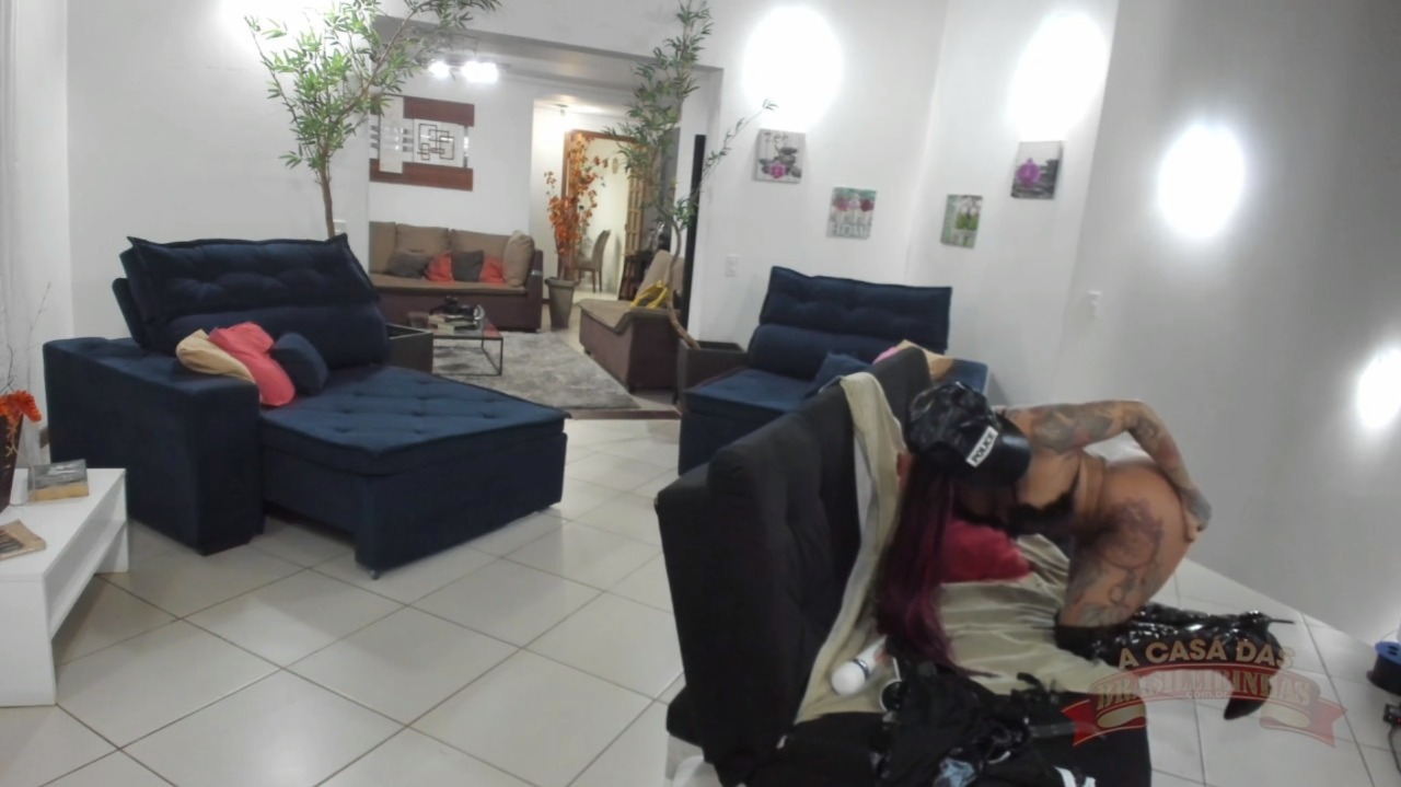 A morena Lolla Martinelli ficou peladinha no chat de sexo