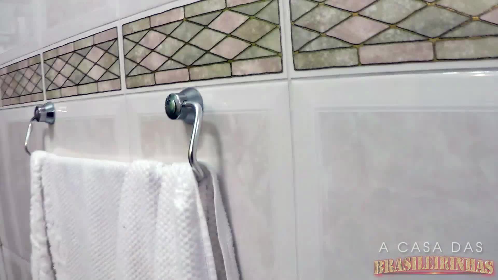 Coroa gostosa sensualizando com camiseta molhada
