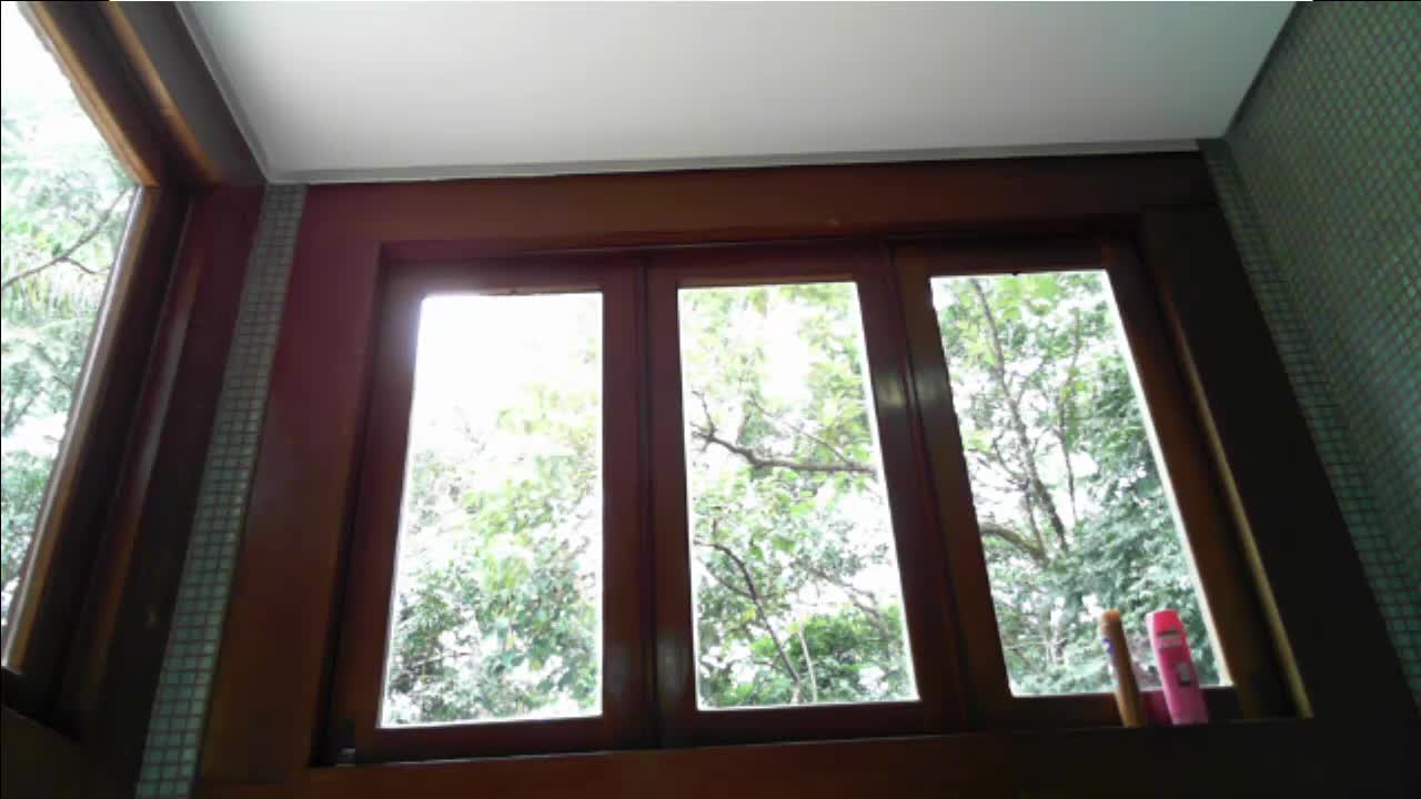 Adele sensualiza em banho na Casa das Brasileirinhas  