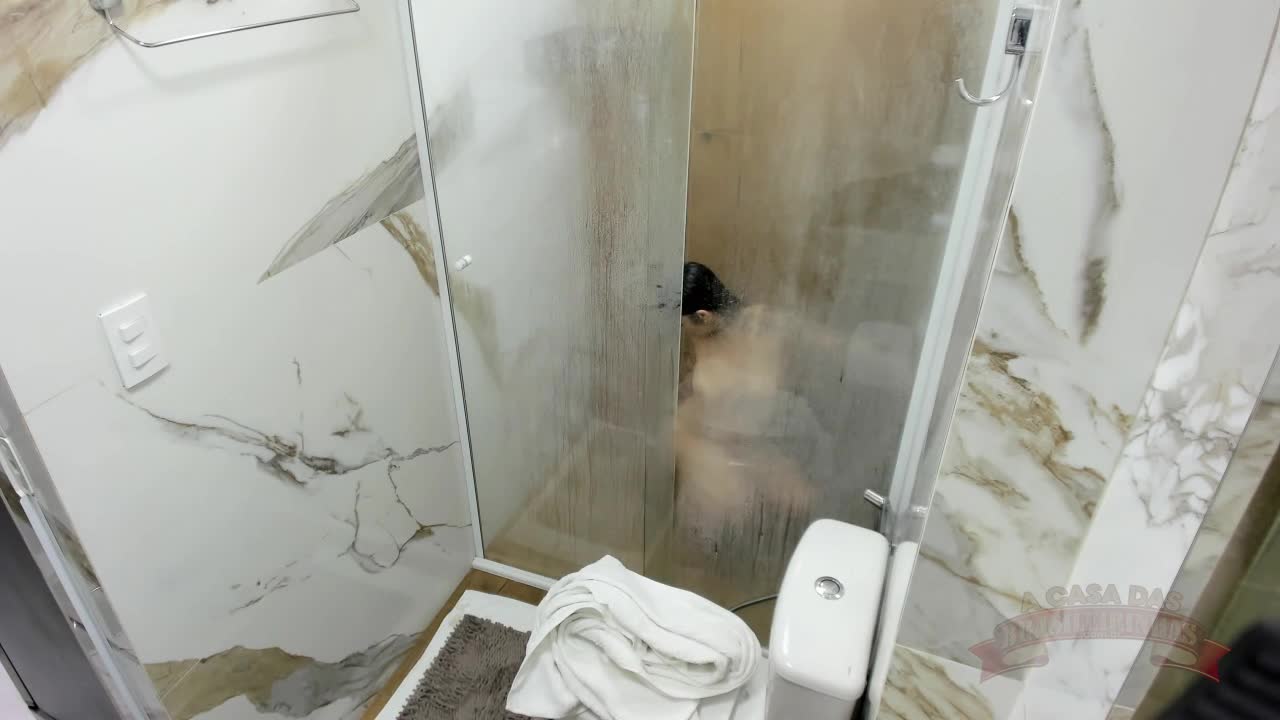 Anna Belutti toma banho sensual na Casa das Brasileirinhas