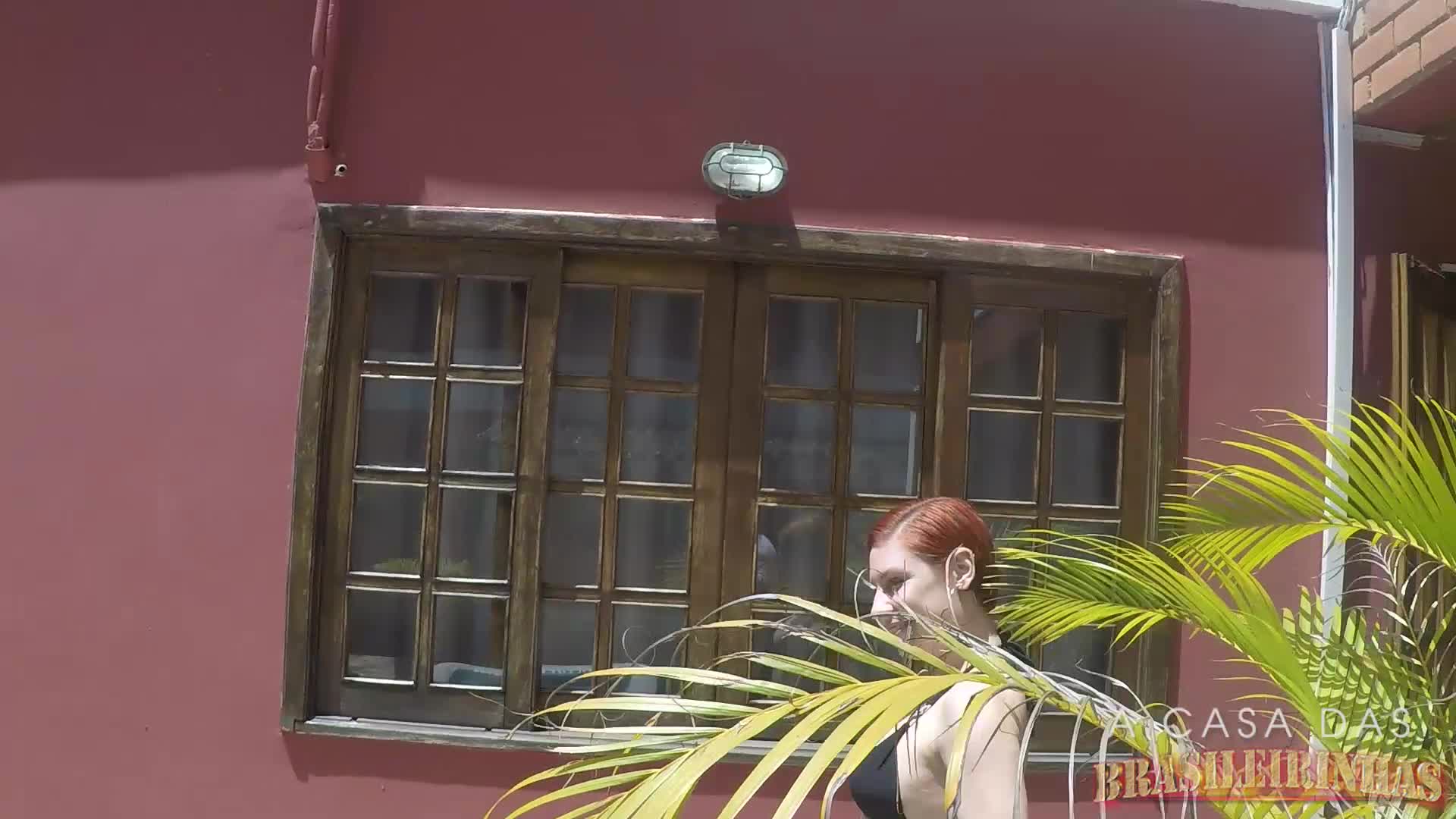 Veja Emme tomando sol na piscina da Casa