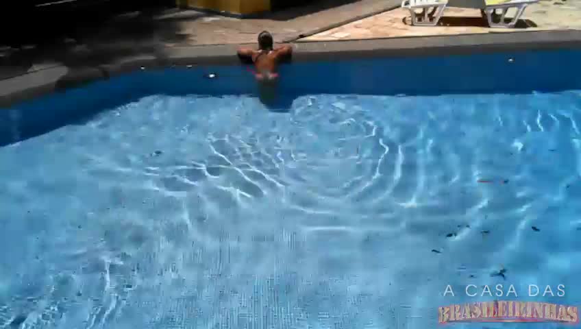 A deliciosa Melisa Pitanga tira o biquini e se refresca na piscina