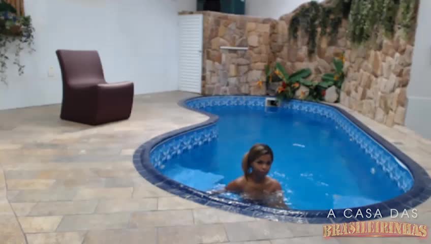Ela fica pelada e relaxa gostoso na piscina da Casa das Brasileirinhas