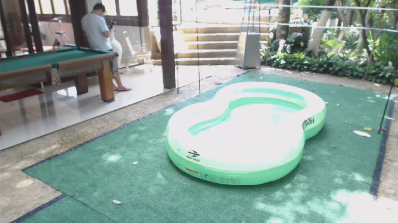 Morenas gostosas se divertem em atividade do pega sabonete