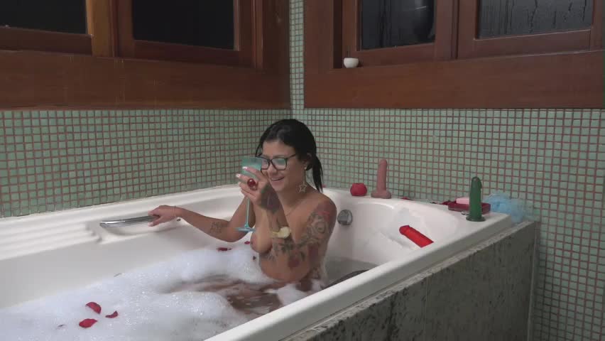 Amanda Souza sensualizou na banheira da Casa